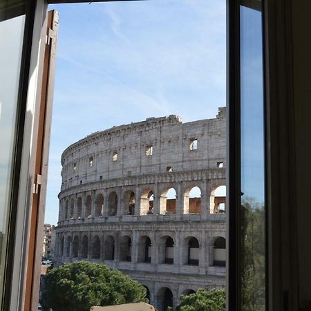 Jacuzzi In Front Of The Colosseum Rome Bagian luar foto