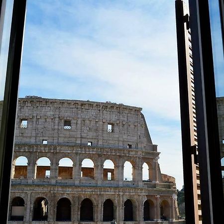 Jacuzzi In Front Of The Colosseum Rome Bagian luar foto