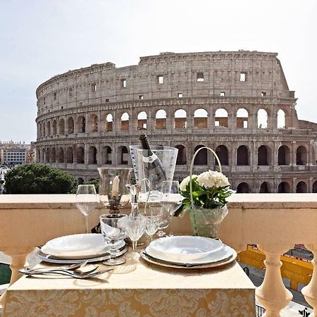 Jacuzzi In Front Of The Colosseum Rome Bagian luar foto