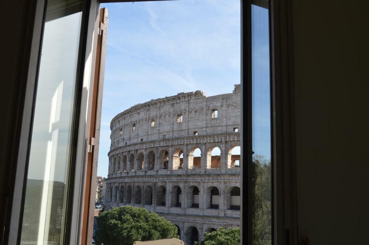 Jacuzzi In Front Of The Colosseum Rome Bagian luar foto