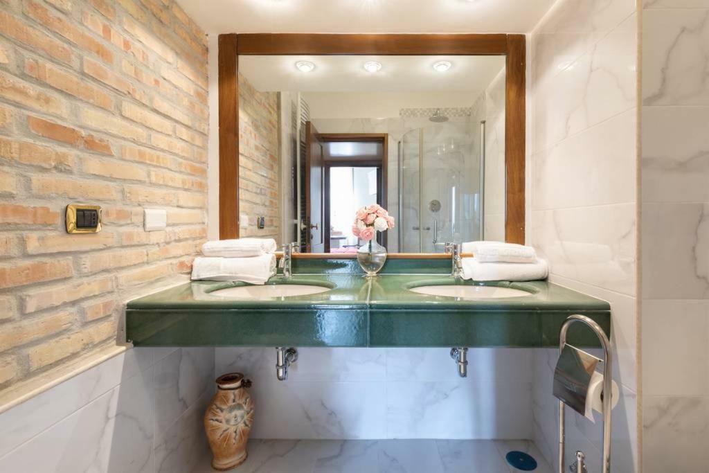 Jacuzzi In Front Of The Colosseum Rome Bagian luar foto