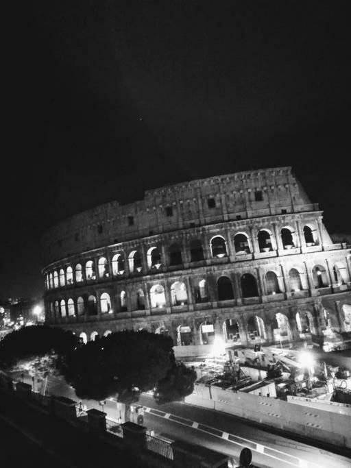Jacuzzi In Front Of The Colosseum Rome Bagian luar foto