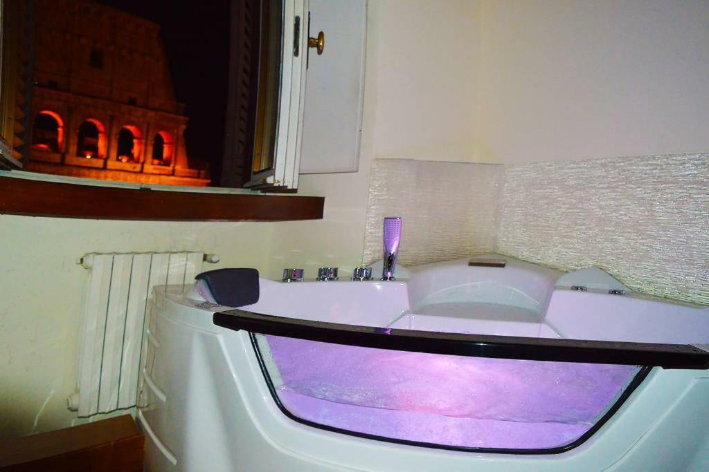 Jacuzzi In Front Of The Colosseum Apartment Rome Bagian luar foto