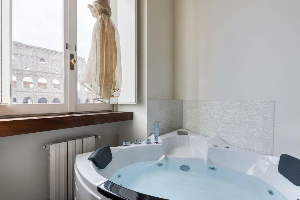 Jacuzzi In Front Of The Colosseum Apartment Rome Bagian luar foto