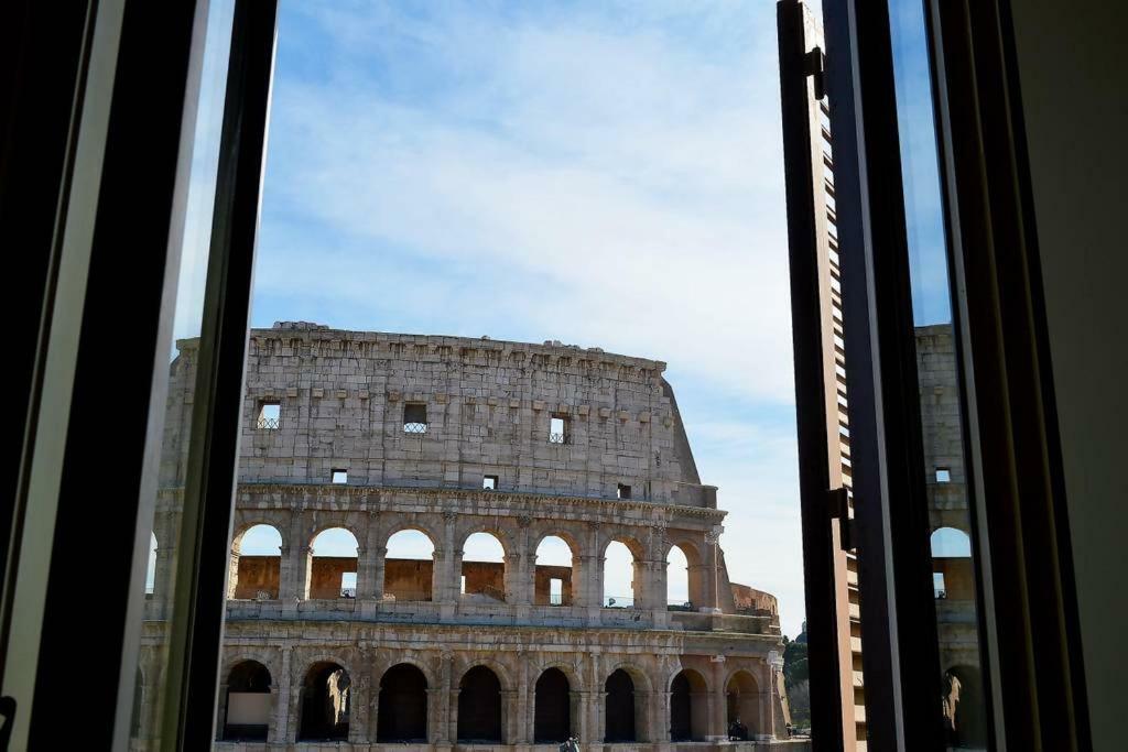 Jacuzzi In Front Of The Colosseum Rome Bagian luar foto