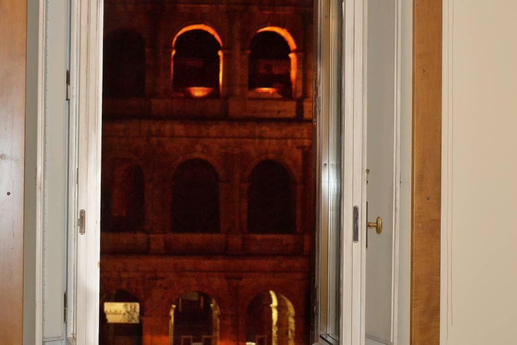 Jacuzzi In Front Of The Colosseum Rome Bagian luar foto