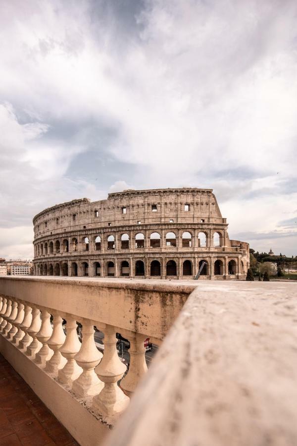Jacuzzi In Front Of The Colosseum Rome Bagian luar foto